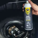 Ręka trzyma puszkę z testerem szczelności instalacji gazowej. Pomaga wykryć nieszczelna instalacja lpg objawy.