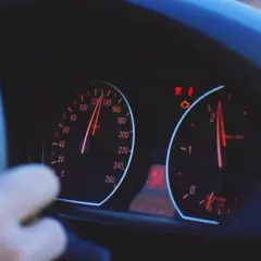 Deska rozdzielcza samochodu z prędkościomierzem wskazującym 120 km/h. To idealny moment na docieranie silnika.