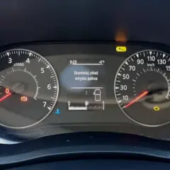 Na desce rozdzielczej Renault świeci się kontrolka "Skontroluj układ wtrysku paliwa". Obok widać wskaźniki prędkości i obrotów.