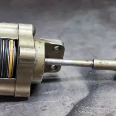 Metalowy element z tłokami i sprężynami, przypominający budową wastegate. Co to jest?