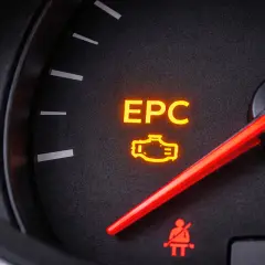 Świeci się kontrolka EPC w Skodzie, sygnalizując problem z silnikiem. Czas na wizytę w serwisie.