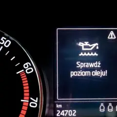 Na desce rozdzielczej świeci się kontrolka "Sprawdź poziom oleju!". Może to oznaczać, że zbliża się wymiana oleju po 1000 km.