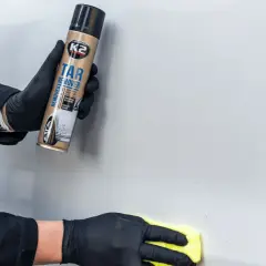 Rękawiczki i preparat K2 Tar Remover pomogą Ci dowiedzieć się, czym usunąć klej z lakieru samochodowego.