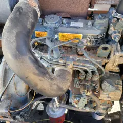 Silnik z tabliczką "CAUTION: A solution of 50% antifreeze and 50% water must be used in this engine. (Freezing point ah... Do not use 100%... severe damage". To zapobiega problemom z temperaturą zamarzania benzyny.