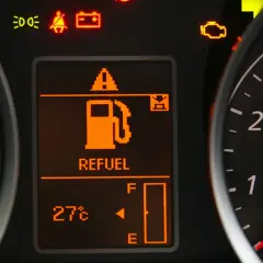Na desce rozdzielczej świeci się kontrolka rezerwy paliwa. Czas sprawdzić, ile można przejechać na rezerwie.