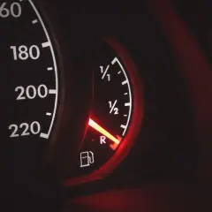 Wskaźnik paliwa na desce rozdzielczej pokazuje niski poziom. Objawy za niskiego poziomu paliwa w gaźniku mogą być różne, ale ten wskaźnik jest pierwszym sygnałem.
