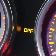 Na desce rozdzielczej świeci się żółta kontrolka DPF, sygnalizując zapchany filtr cząstek stałych.