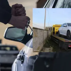 Ręce próbujące włamać się do samochodu, obok biały pojazd na lawecie. Zatrzymanie kradzieży samochodu.