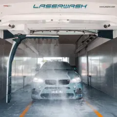 Nowoczesna myjnia bezdotykowa LASERWASH zraszająca wodą luksusowego SUV-a. Poznaj myjnia bezdotykowa triki dla idealnego blasku!