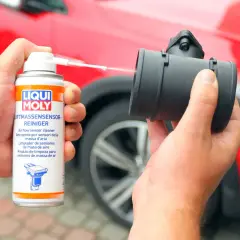 Czyszczenie przepływomierza: puszka preparatu Liqui Moly i czarny element przepływomierza.