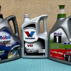 Trzy bańki oleju silnikowego: Mobil Super 1000 (mineralny), Valvoline VR1 (półsyntetyczny) i Mobil 1 (syntetyczny).