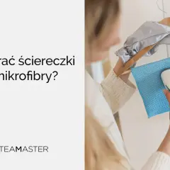 Jak prać ściereczki z mikrofibry? Kobieta używa parownicy Steamaster do odświeżenia niebieskiej ściereczki z mikrofibry.