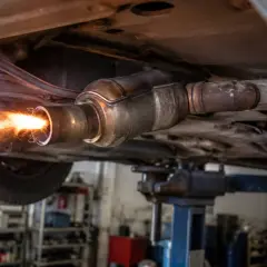 Płomienie i iskry wydobywają się z rury wydechowej samochodu podczas wypalania DPF.