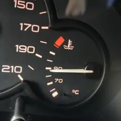 Wskaźnik temperatury płynu chłodniczego pokazuje, że silnik jest gorący. Igła zbliża się do czerwonego pola.