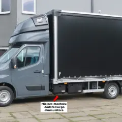 Szary Renault Master z czarnym plandeką. Miejsce montażu dodatkowego akumulatora znajduje się pod drzwiami pasażera.