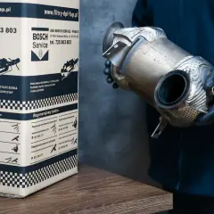 Osoba w rękawiczkach trzyma zregenerowany filtr DPF, kluczowy element w walce z zanieczyszczeniami spalin.