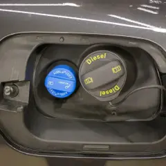 Dwa korki wlewu paliwa: niebieski AdBlue/DEF i czarny Diesel. Warto wiedzieć, czy adblue zamarza, by uniknąć problemów zimą.