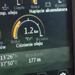 Wskaźnik pokazuje prawidłowe ciśnienie oleju w silniku benzynowym: 1.2 Bar. Obok widać temperaturę oleju 51°C.