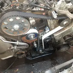 Silnik 2.0 TDI z widocznym paskiem pompy oleju. Wymiana paska pompy oleju 2.0 TDI co ile? Sprawdź stan paska i napinaczy.