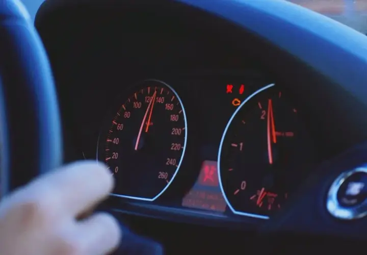 Deska rozdzielcza samochodu z prędkościomierzem wskazującym 120 km/h. To idealny moment na docieranie silnika.