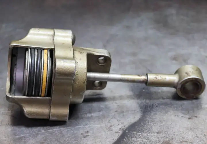 Metalowy element z tłokami i sprężynami, przypominający budową wastegate. Co to jest?