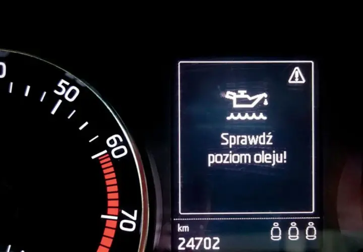 Na desce rozdzielczej świeci się kontrolka "Sprawdź poziom oleju!". Może to oznaczać, że zbliża się wymiana oleju po 1000 km.
