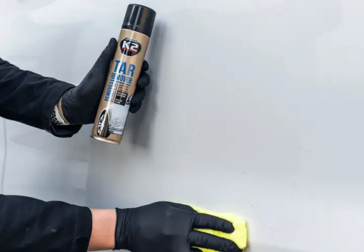 Rękawiczki i preparat K2 Tar Remover pomogą Ci dowiedzieć się, czym usunąć klej z lakieru samochodowego.
