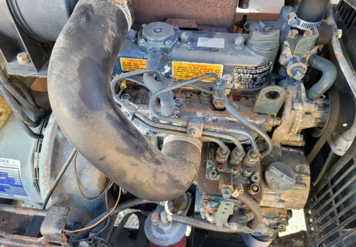 Silnik z tabliczką "CAUTION: A solution of 50% antifreeze and 50% water must be used in this engine. (Freezing point ah... Do not use 100%... severe damage". To zapobiega problemom z temperaturą zamarzania benzyny.