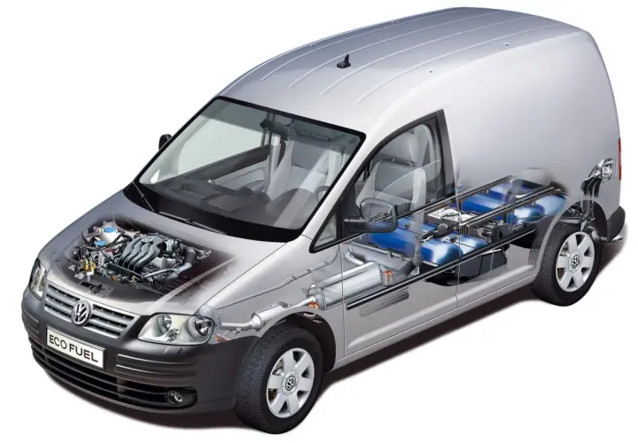 Volkswagen Caddy zasilany gazem ziemnym (CNG). Widoczny silnik i zbiorniki paliwa.