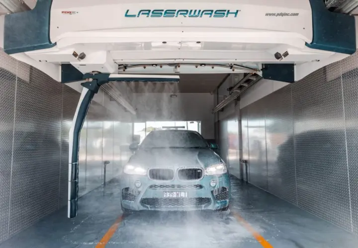 Nowoczesna myjnia bezdotykowa LASERWASH zraszająca wodą luksusowego SUV-a. Poznaj myjnia bezdotykowa triki dla idealnego blasku!