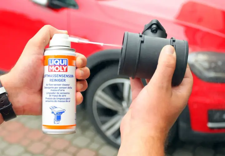 Czyszczenie przepływomierza: puszka preparatu Liqui Moly i czarny element przepływomierza.