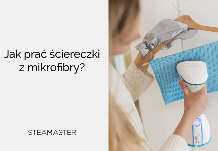 Jak prać ściereczki z mikrofibry? Kobieta używa parownicy Steamaster do odświeżenia niebieskiej ściereczki z mikrofibry.