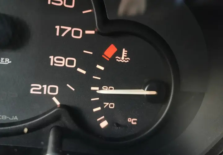 Wskaźnik temperatury płynu chłodniczego pokazuje, że silnik jest gorący. Igła zbliża się do czerwonego pola.