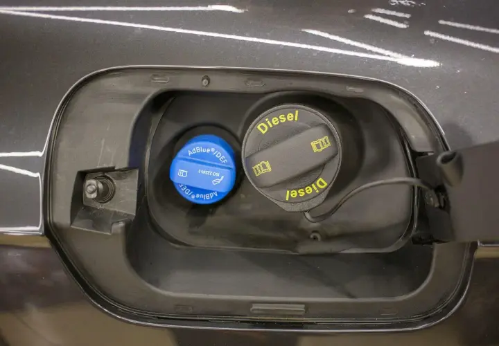 Dwa korki wlewu paliwa: niebieski AdBlue/DEF i czarny Diesel. Warto wiedzieć, czy adblue zamarza, by uniknąć problemów zimą.