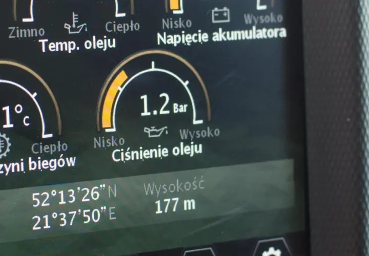 Wskaźnik pokazuje prawidłowe ciśnienie oleju w silniku benzynowym: 1.2 Bar. Obok widać temperaturę oleju 51°C.