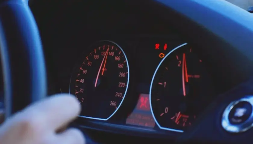 Deska rozdzielcza samochodu z prędkościomierzem wskazującym 120 km/h. To idealny moment na docieranie silnika.