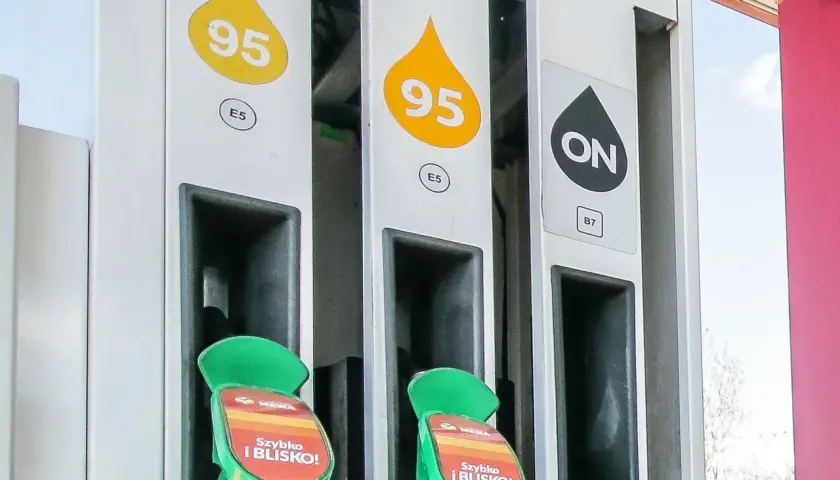 Na stacji paliw dystrybutory z oznaczeniami 95 i ON. Diesel to paliwo oznaczone jako ON.