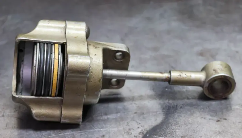 Metalowy element z tłokami i sprężynami, przypominający budową wastegate. Co to jest?