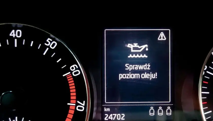 Na desce rozdzielczej świeci się kontrolka "Sprawdź poziom oleju!". Może to oznaczać, że zbliża się wymiana oleju po 1000 km.