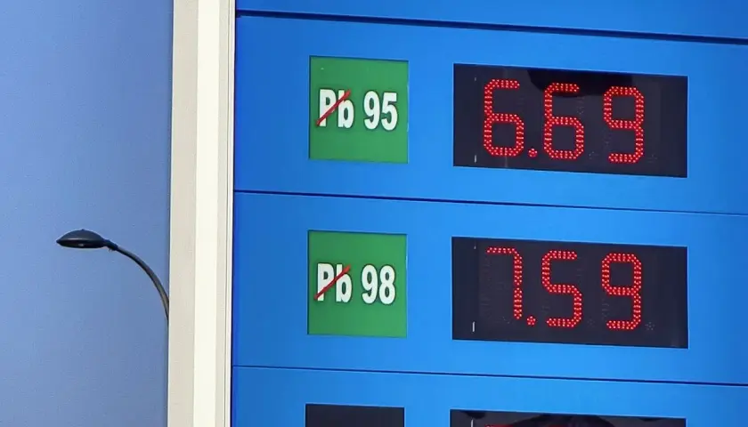 Cena benzyny 95 to 6.69, a benzyny 98 to 7.59. Wybór między benzyna 95 czy 98 zależy od silnika.