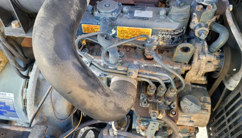 Silnik z tabliczką "CAUTION: A solution of 50% antifreeze and 50% water must be used in this engine. (Freezing point ah... Do not use 100%... severe damage". To zapobiega problemom z temperaturą zamarzania benzyny.