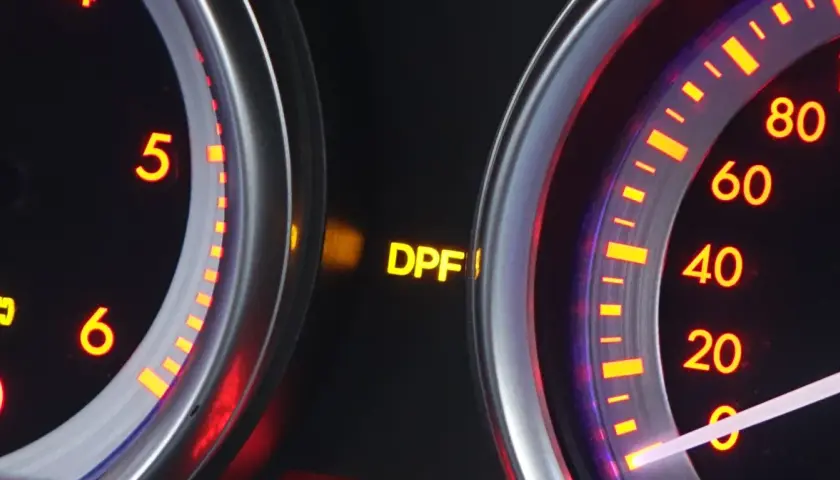 Na desce rozdzielczej świeci się żółta kontrolka DPF, sygnalizując zapchany filtr cząstek stałych.