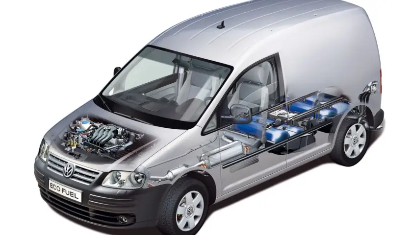 Volkswagen Caddy zasilany gazem ziemnym (CNG). Widoczny silnik i zbiorniki paliwa.