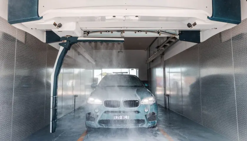 Nowoczesna myjnia bezdotykowa LASERWASH zraszająca wodą luksusowego SUV-a. Poznaj myjnia bezdotykowa triki dla idealnego blasku!