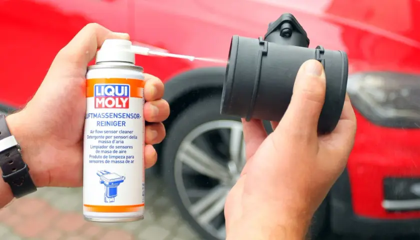 Czyszczenie przepływomierza: puszka preparatu Liqui Moly i czarny element przepływomierza.