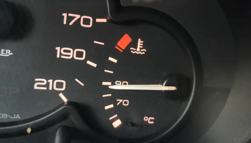 Wskaźnik temperatury płynu chłodniczego pokazuje, że silnik jest gorący. Igła zbliża się do czerwonego pola.