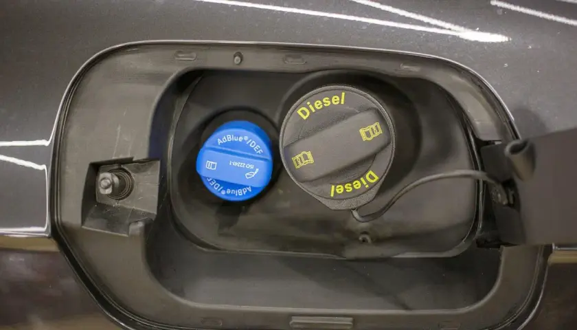 Dwa korki wlewu paliwa: niebieski AdBlue/DEF i czarny Diesel. Warto wiedzieć, czy adblue zamarza, by uniknąć problemów zimą.