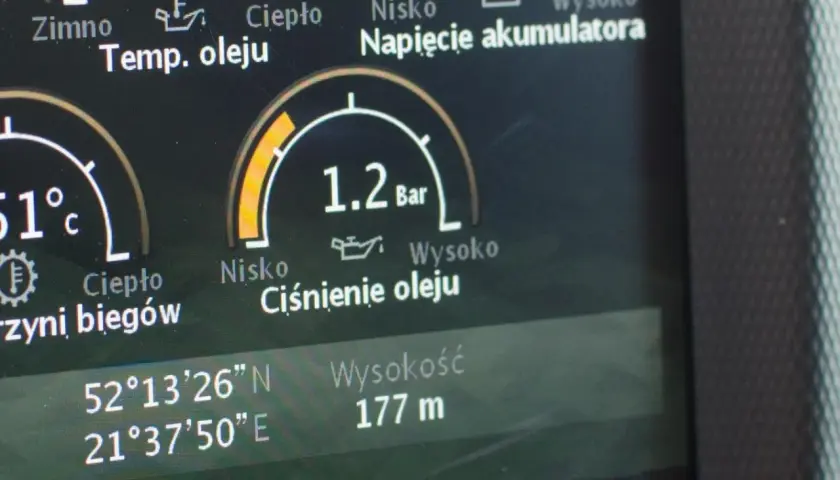 Wskaźnik pokazuje prawidłowe ciśnienie oleju w silniku benzynowym: 1.2 Bar. Obok widać temperaturę oleju 51°C.