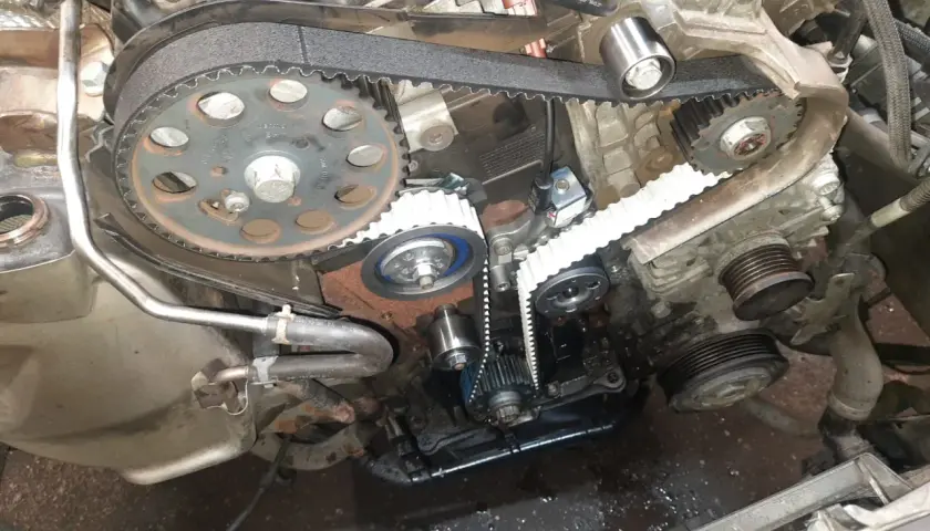 Silnik 2.0 TDI z widocznym paskiem pompy oleju. Wymiana paska pompy oleju 2.0 TDI co ile? Sprawdź stan paska i napinaczy.