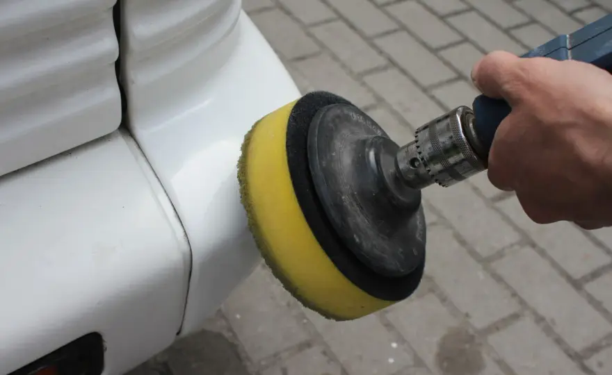 Jak polerować auto, żeby odświeżyć lakier i nie narobić szkód?